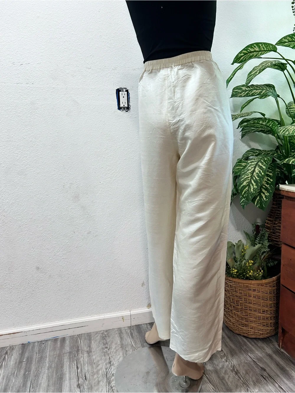 Neiman Marcus High-Rise Wide Leg Pants in Off-White